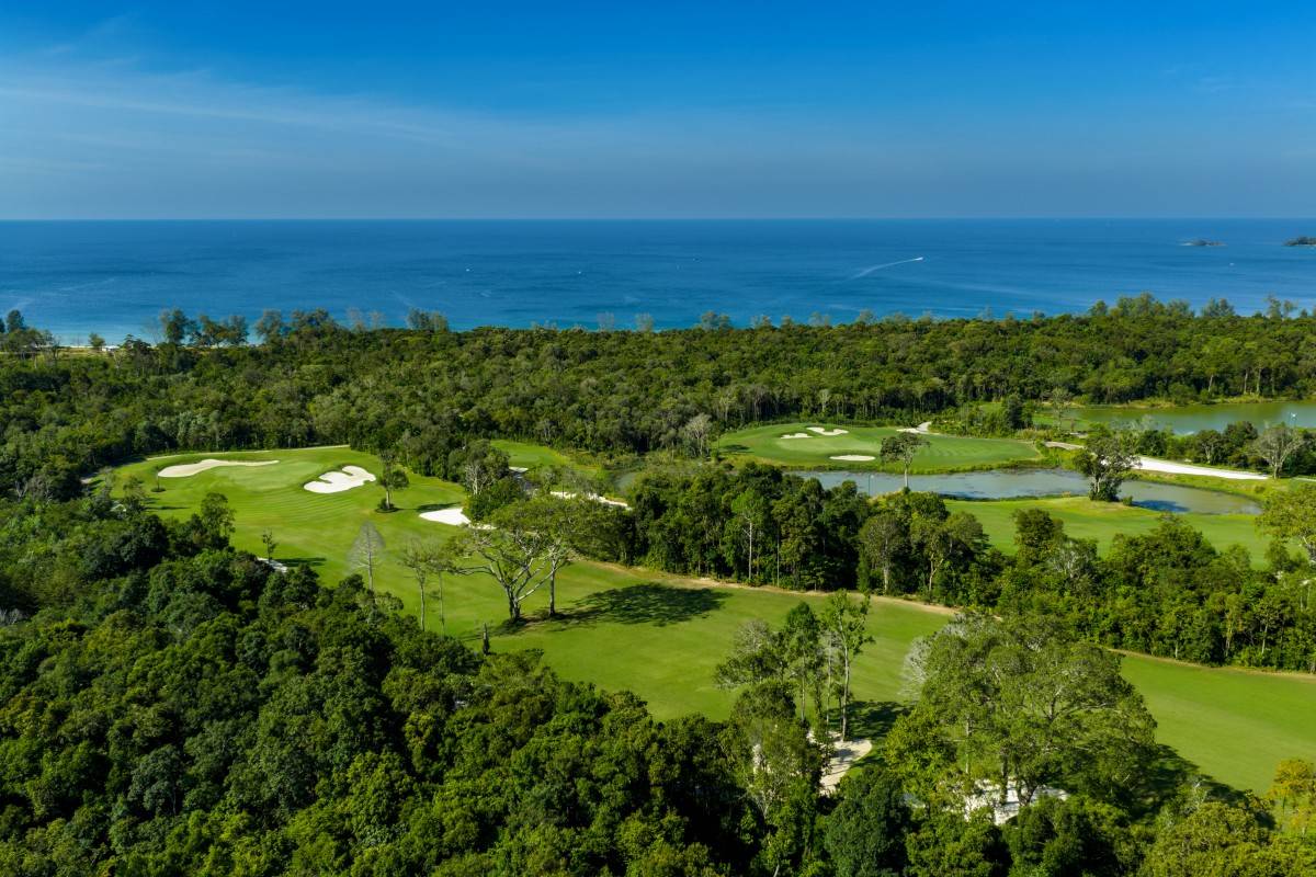 schuri Vung Bau Golf tạo dấu ấn với hành trình “lên rừng – xuống biển”, đưa golfer từ không gian rừng nhiệt đới tới những fairway mở hướng ra biển Phú Quốc.