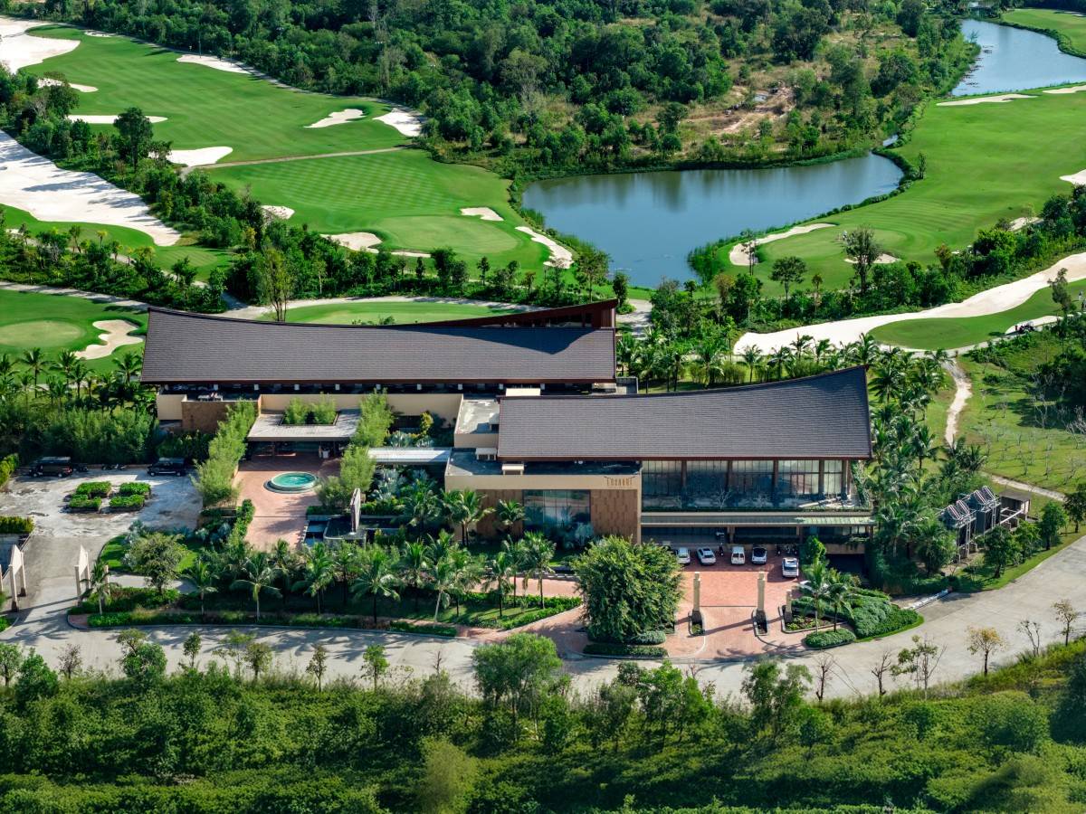 Clubhouse Eschuri Vung Bau Golf được phát triển theo tinh thần “smart luxury”, kết hợp kiến trúc đương đại với những chi tiết gợi nhắc văn hóa Việt Nam.