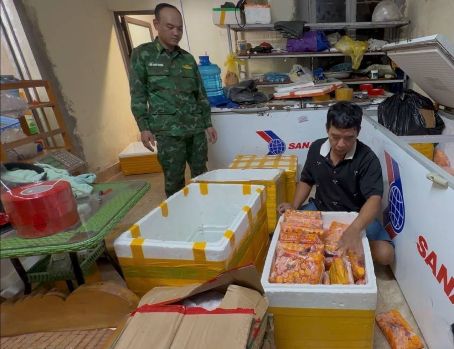 Lào Cai: Phát hiện 701 kg trứng gà non nhập lậu, nhiều sản phẩm bốc mùi