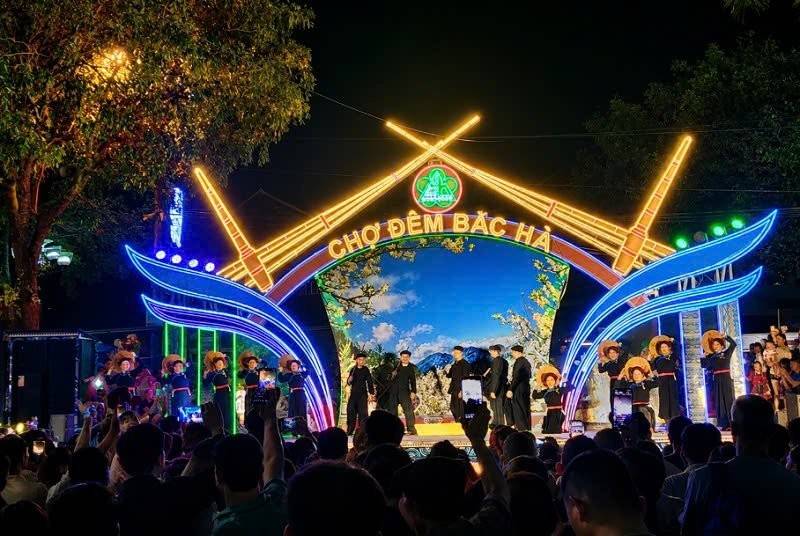 Lễ khai mạc Festival Mùa Đông Bắc Hà 2026 sẽ diễn ra tại Chợ đêm Bắc Hà với điểm nhấn là chương trình nghệ thuật “Vũ điệu mùa Đông - Nhịp đập Đại đoàn kết”