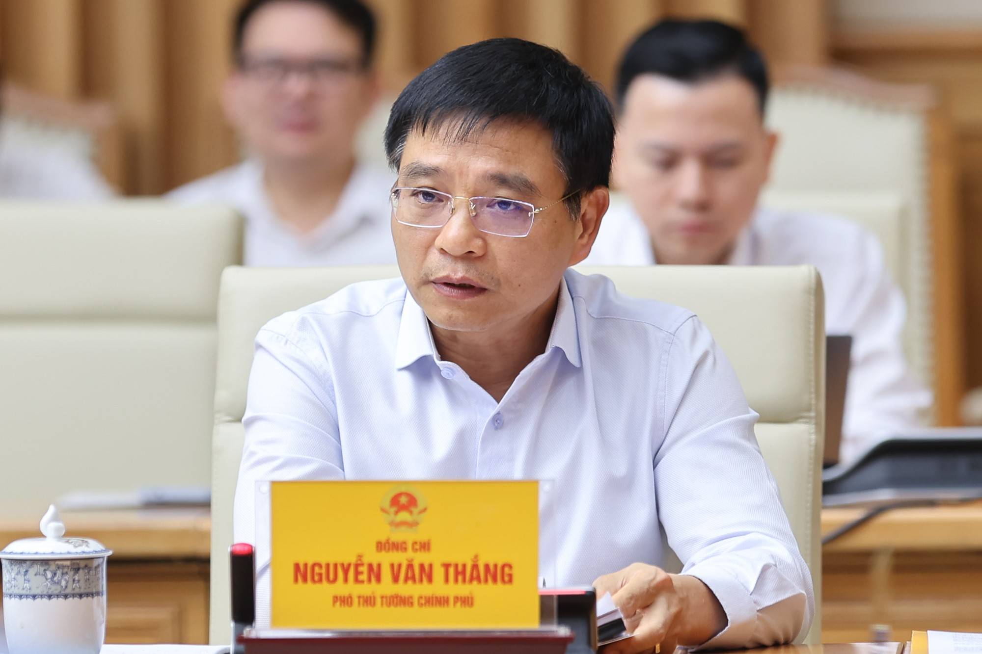 Chính phủ xem xét giảm giá điện, đưa thuế tiêu thụ đặc biệt với xăng về 0%