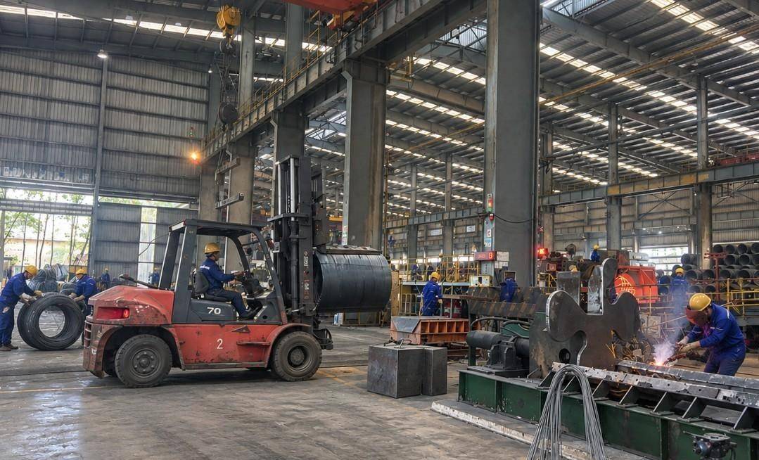 Không gian sản xuất tại Công ty TNHH Gang thép Tuyên Quang.