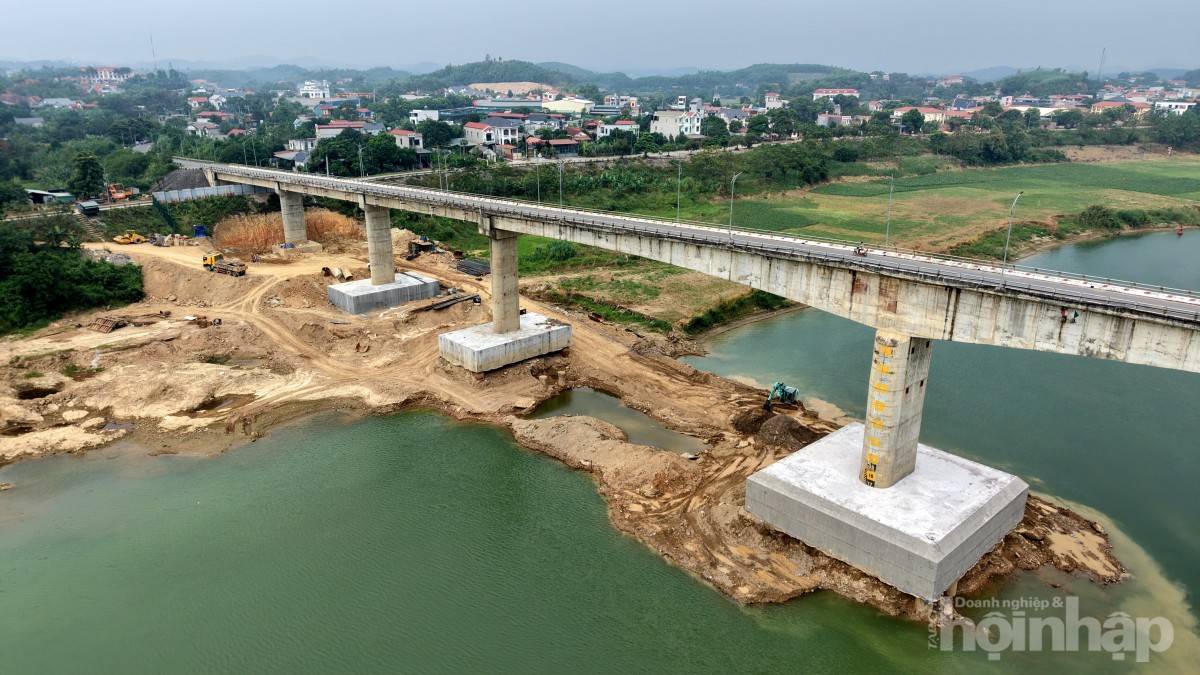Cầu sông Lô ở Phú Thọ: Chậm tiến độ, nhà thầu chưa điều chỉnh kế hoạch