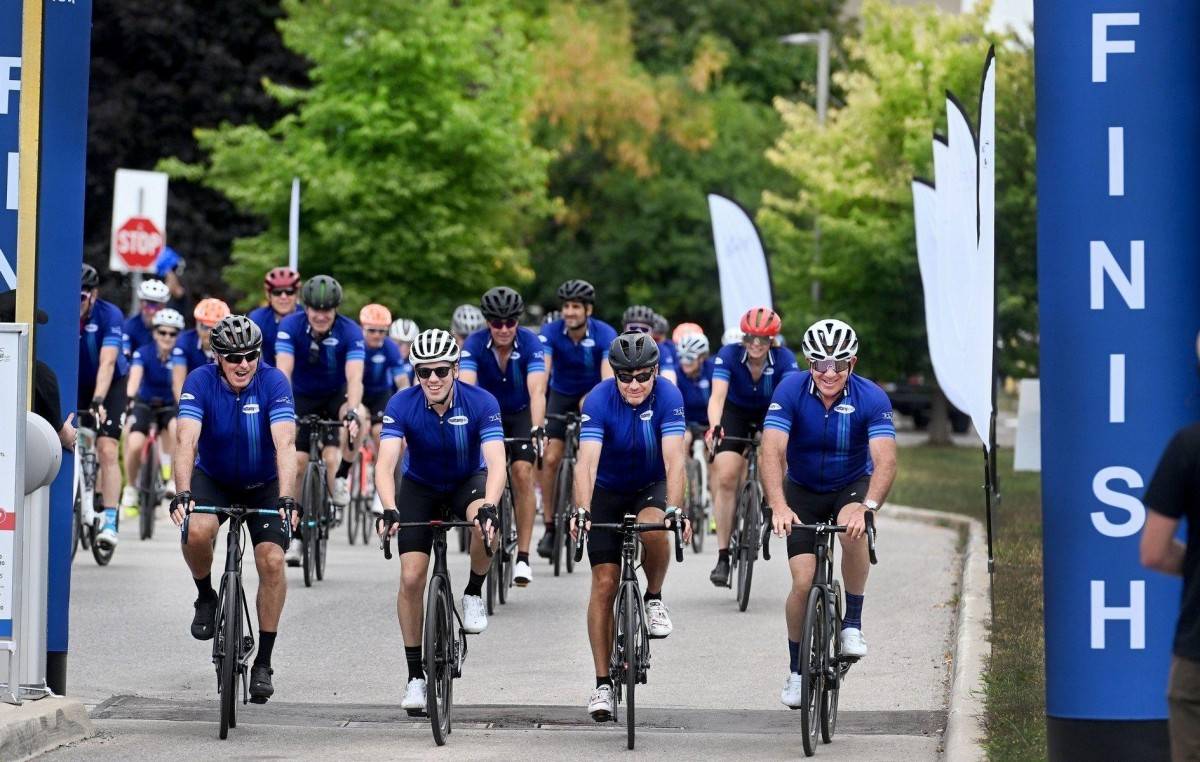 Chương trình Tour de Bleu kết hợp niềm đam mê đạp xe với hoạt động thiện nguyện. Sự kiện năm 2025 gây quỹ 7,7 triệu CAD cho nghiên cứu sức khỏe não bộ tại Toronto.