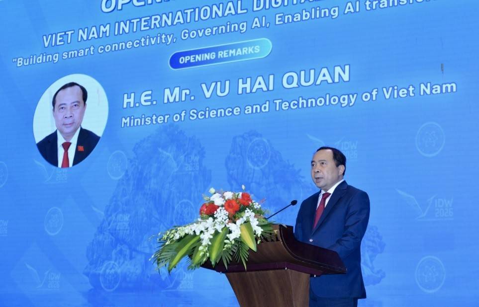 Phát biểu khai mạc sự kiện, Bộ trưởng Khoa học và Công nghệ Vũ Hải Quân nhấn mạnh, chủ đề “Phát triển kết nối thông minh - Quản trị trí tuệ nhân tạo - Kiến tạo chuyển đổi AI”, tập trung vào ba vấn đề có ý nghĩa chiến lược đối với quá trình phát triển AI và hợp tác quốc tế.
