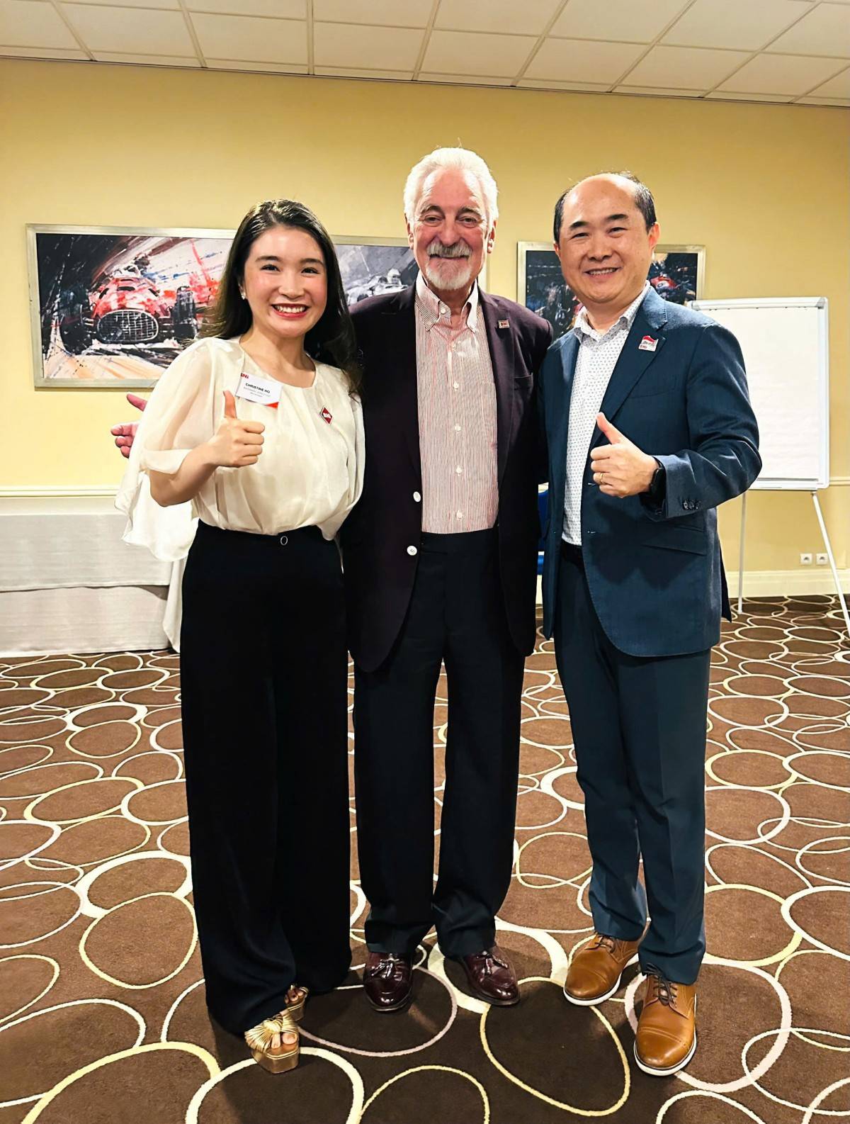 Bà Christine Hồ Thụy Hồng Phúc – Giám đốc Quốc gia BNI Việt Nam và ông Michael Hồ Quang Minh – Chủ tịch sáng lập BNI Việt Nam chụp ảnh lưu niệm cùng Tiến sĩ Ivan Misner – Nhà sáng lập kiêm Giám đốc Tầm nhìn (Founder & Chief Visionary Officer) của BNI toàn cầu, tại CC Global Leadership Summit 2026 ở Monaco, Pháp.