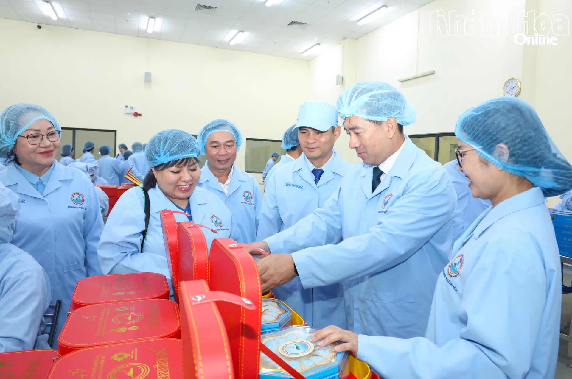 Lãnh đạo TP. Ulsan tìm hiểu các sản phẩm từ yến sào.