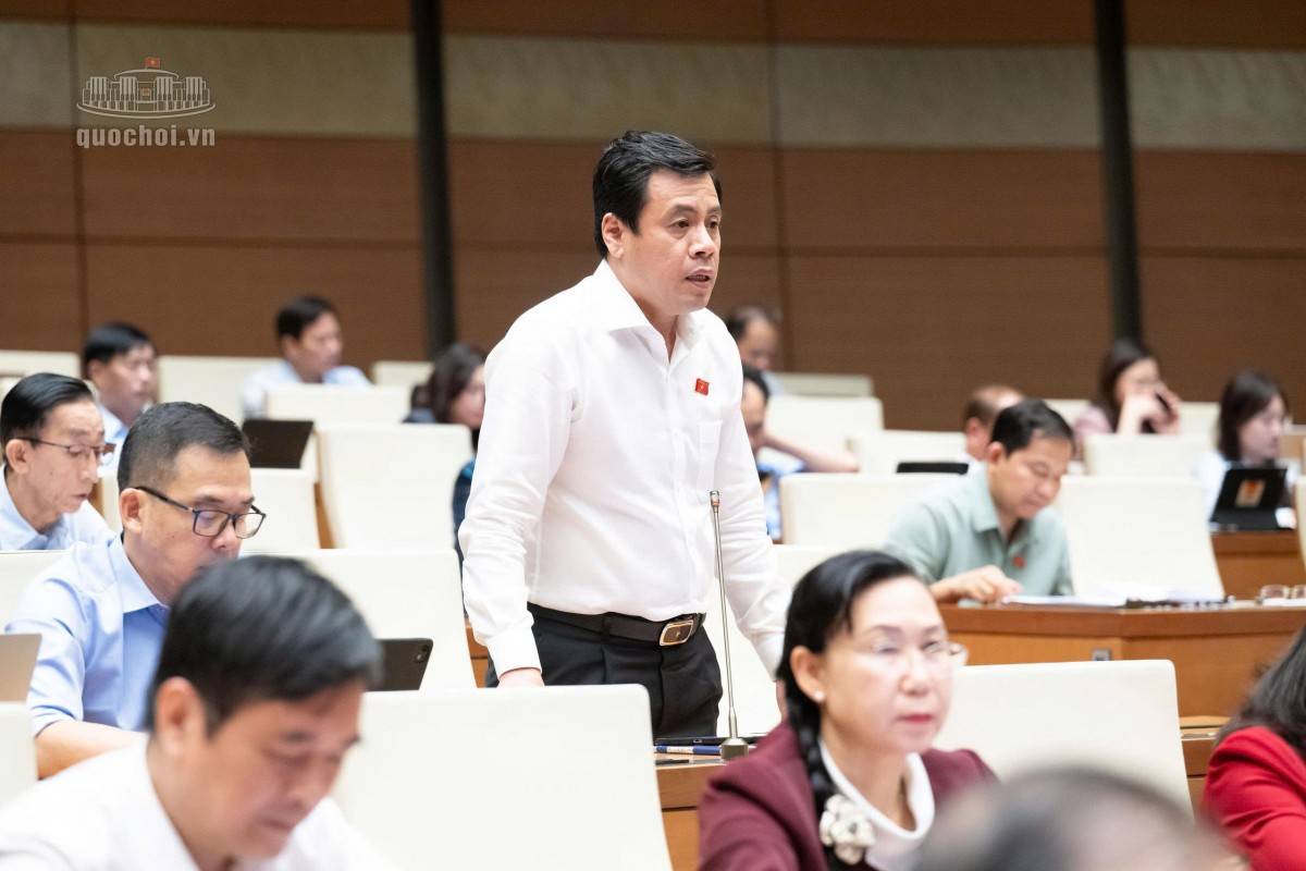 Đại biểu Trần Anh Tuấn - Đoàn ĐBQH TP. Hồ Chí Minh cho biết, việc xác minh, kê khai thu nhập và xác nhận đối với người không có hợp đồng lao động là những vấn đề phát sinh khá phổ biến trong thực tế, trong khi hướng dẫn thực hiện chưa thực sự rõ ràng. Đặc biệt, người thường xuyên chuyển đổi việc làm, làm việc thời vụ hoặc có thu nhập không ổn định dù thuộc đối tượng được mua, thuê mua nhà ở xã hội nhưng vẫn có thể gặp nhiều khó khăn khi hoàn thiện hồ sơ, thủ tục.