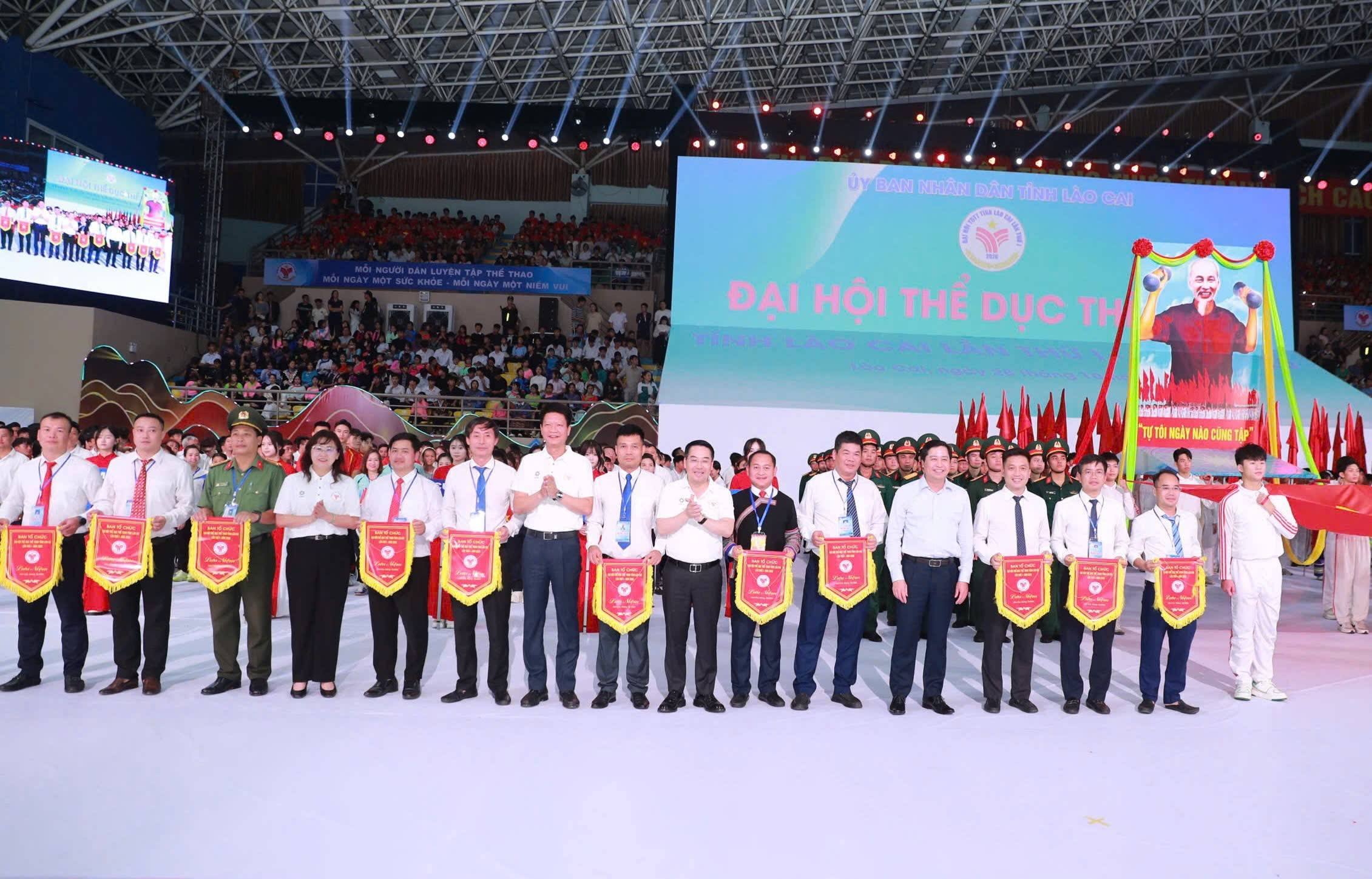Các đồng chí lãnh đạo trao cờ lưu niệm cho các đoàn tham dự Đại hội Thể dục thể thao tỉnh Lào Cai lần thứ I, năm 2026.