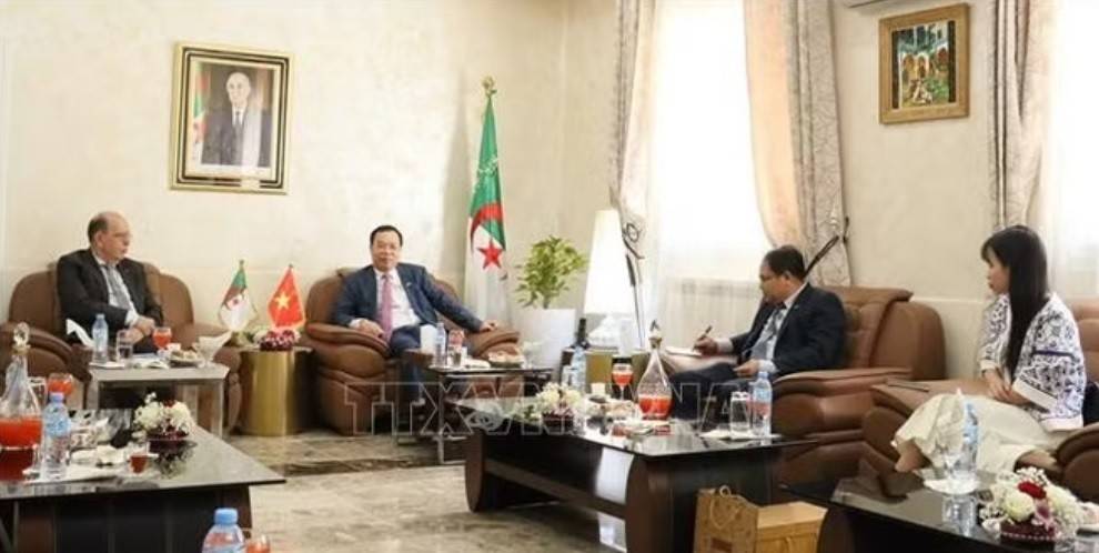 Đại sứ Việt Nam tại Algeria Vũ Duy Long đã gặp gỡ và làm việc với ông Kamel Eddine Kerbouche, Tỉnh trưởng tỉnh Constantine, đồng thời tham quan Triển lãm quốc tế lần thứ 5 về nông nghiệp, công nghiệp chế biến thực phẩm và bao bì (Agrest-Expo) và tiếp xúc một số quan chức cũng như doanh nghiệp địa phương.
