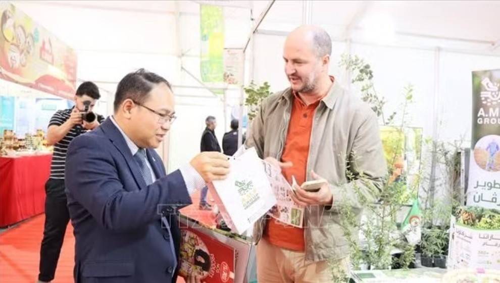 Tham tán Thương mại Việt Nam tại Algeria Hoàng Đức Nhuận trao đổi với doanh nghiệp Algeria. Ảnh: Mạnh Hùng/PV TTXVN tại Algeria
