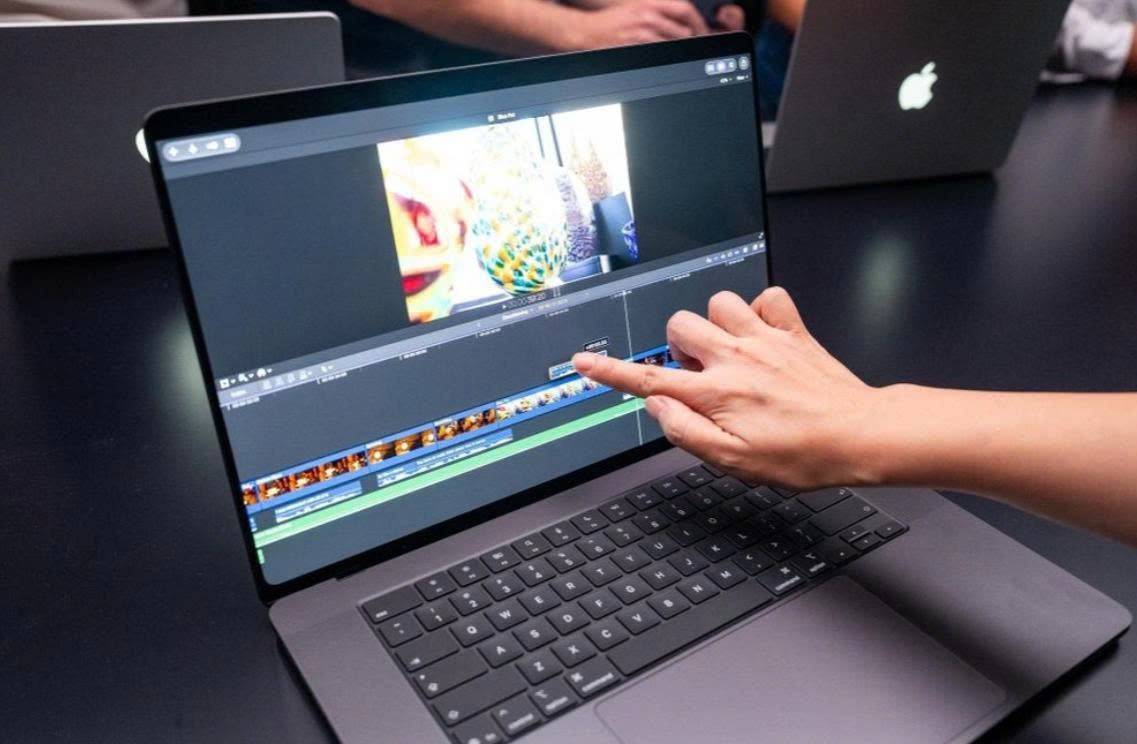 Apple ra mắt MacBook Pro màn hình cảm ứng OLED, giá cao nhất gần 400 triệu đồng