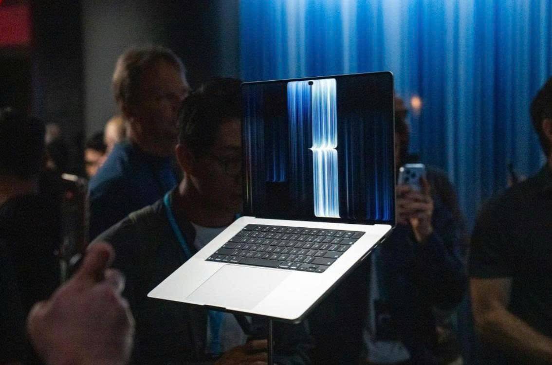 Apple ra mắt MacBook Pro màn hình cảm ứng OLED, giá cao nhất gần 400 triệu đồng
