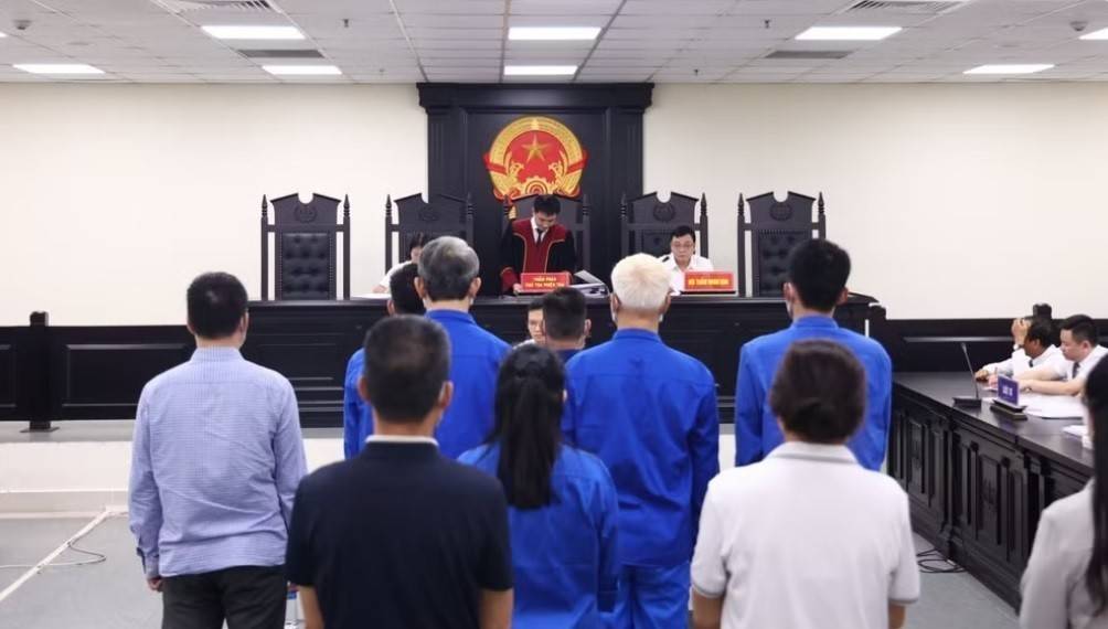 Vắng 30 người liên quan, phiên xét xử cựu Phó Chủ tịch Thanh Hóa phải lùi ngày