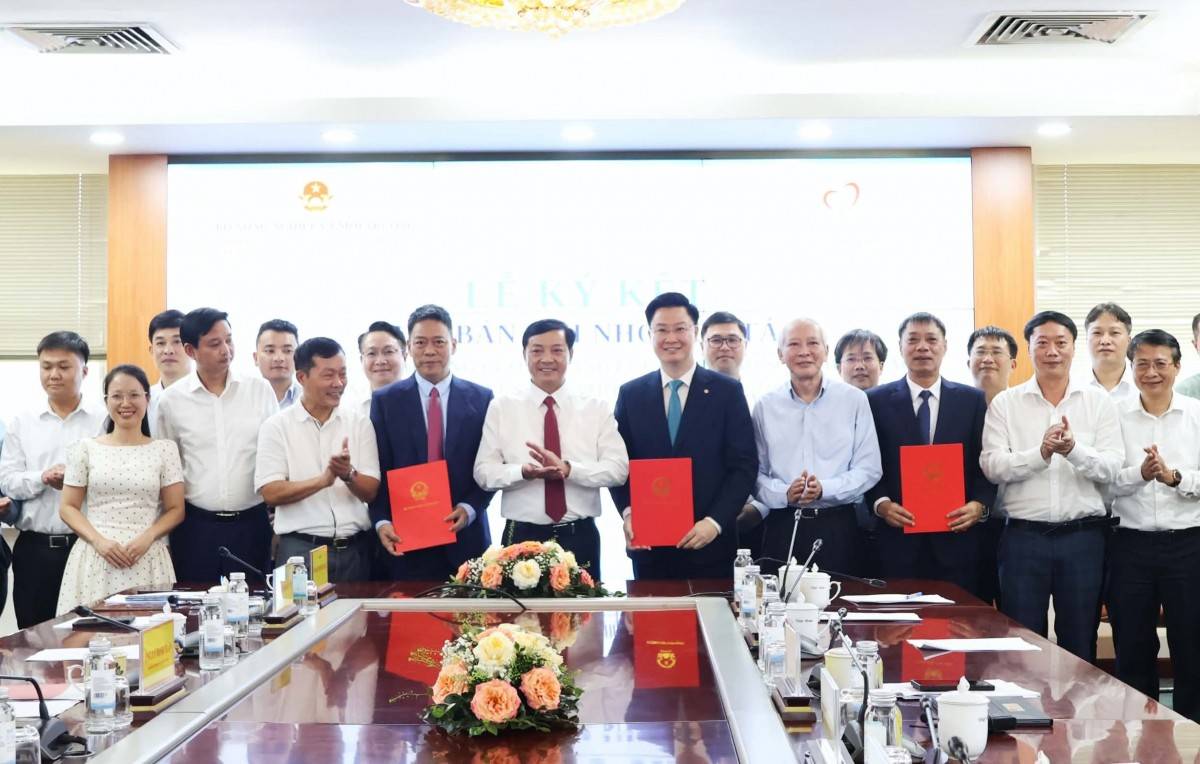 Thứ trưởng Bộ Nông nghiệp và Môi trường cùng đại diện Sở NN&MT 5 tỉnh tham gia thí điểm chương trình cùng chứng kiến lễ ký Biên bản ghi nhớ giữa Quỹ Thiện Tâm và Cục Khí tượng thuỷ văn, Cục quản lý đê điều và Phòng, chống thiên tai.