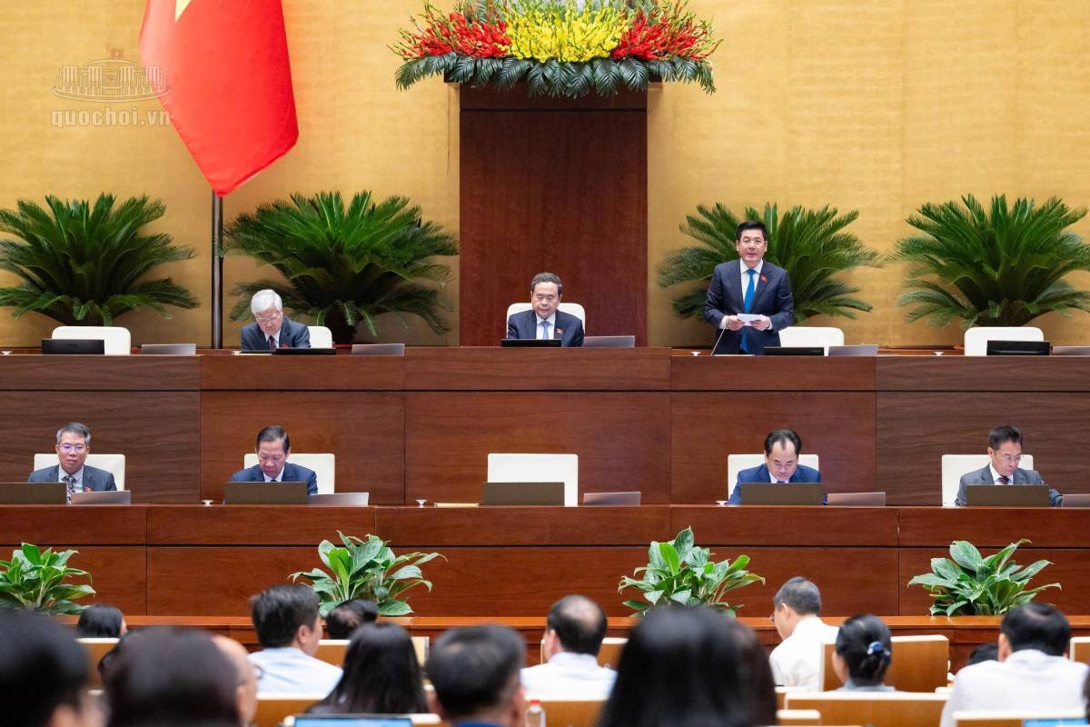 Dưới sự chủ trì của Chủ tịch Quốc hội Trần Thanh Mẫn và điều hành của Phó Chủ tịch Quốc hội Nguyễn Hồng Diên, các đại biểu Quốc hội thảo luận tại hội trường về dự án Luật Đất đai (sửa đổi) - Ảnh: https://quochoi.vn
