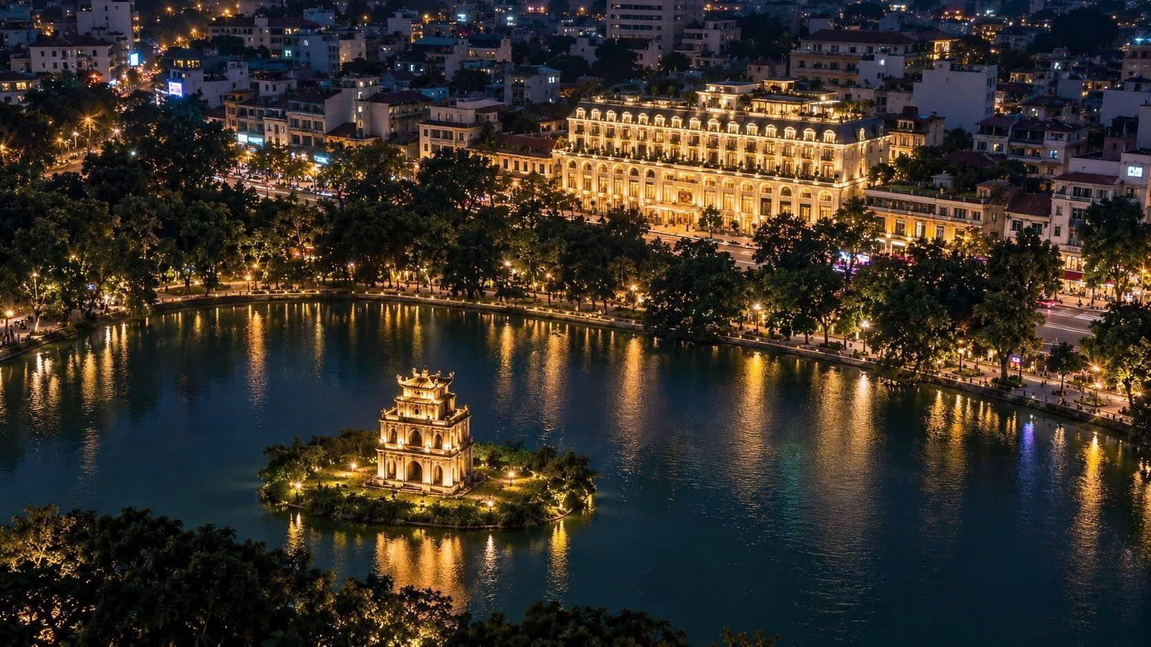 Khách sạn The Theodore Hanoi tọa lạc trên phố Lê Thái Tổ, sở hữu tầm nhìn trực diện Hồ Hoàn Kiếm, biểu tượng của Thủ đô Hà Nội.