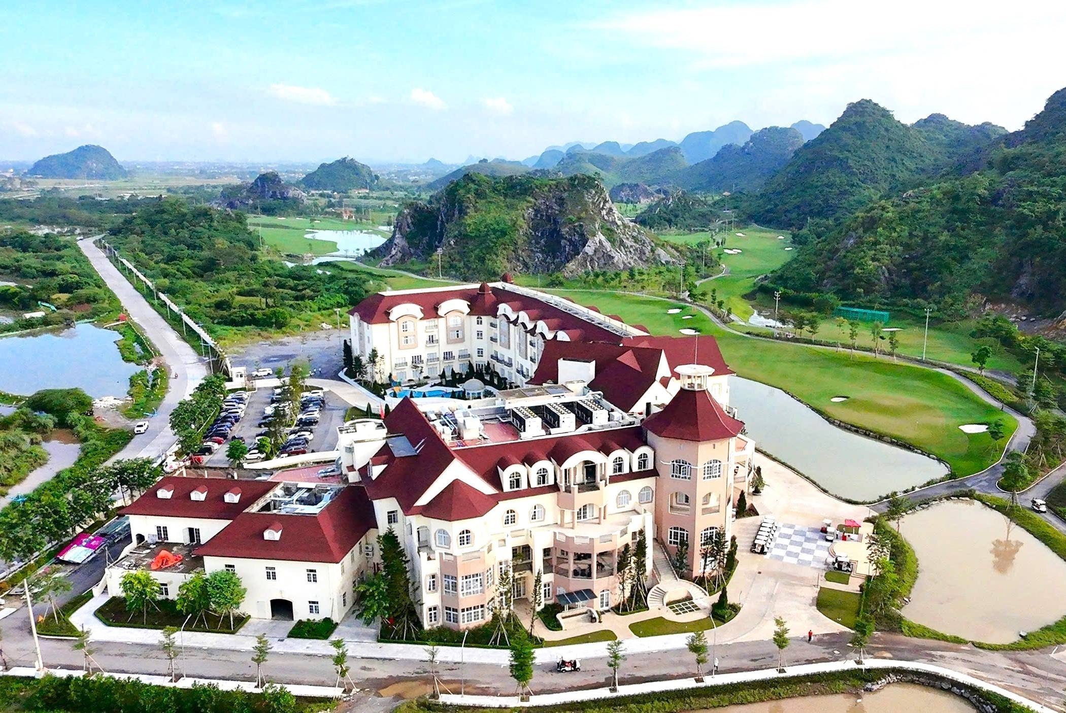 Khách sạn Legend Valley Hotel kết nối trải nghiệm lưu trú, nghỉ dưỡng với hệ sinh thái golf và vui chơi - giải trí của Tập đoàn BRG tại Ninh Bình.