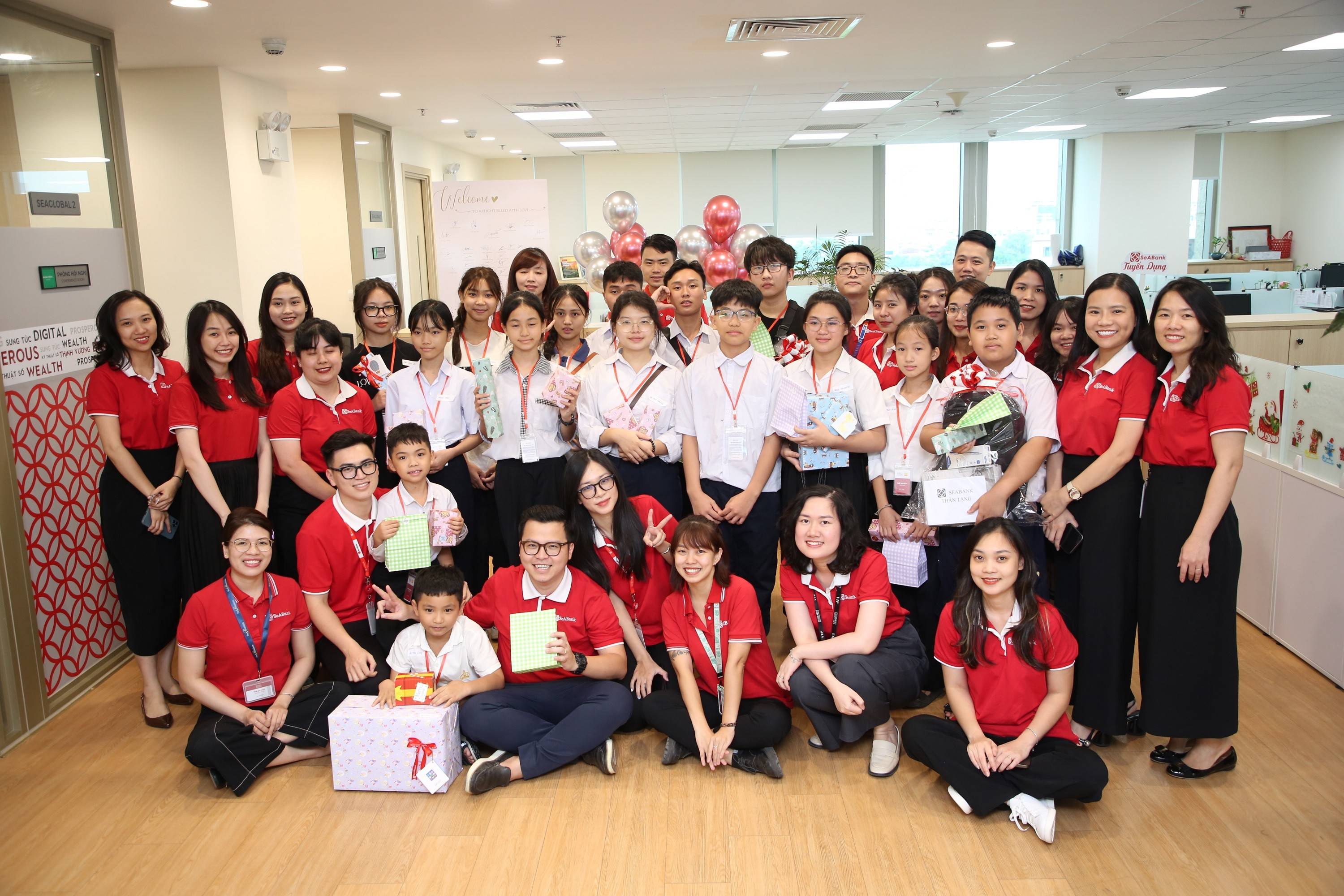 Các em học sinh được thăm quan trải nghiệm môi trường làm việc tại Tập đoàn BRG và Ngân hàng SeABank.