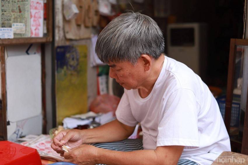 Thợ khắc gỗ phố Hàng Quạt tìm cách giữ nghề giữa sức ép thị trường