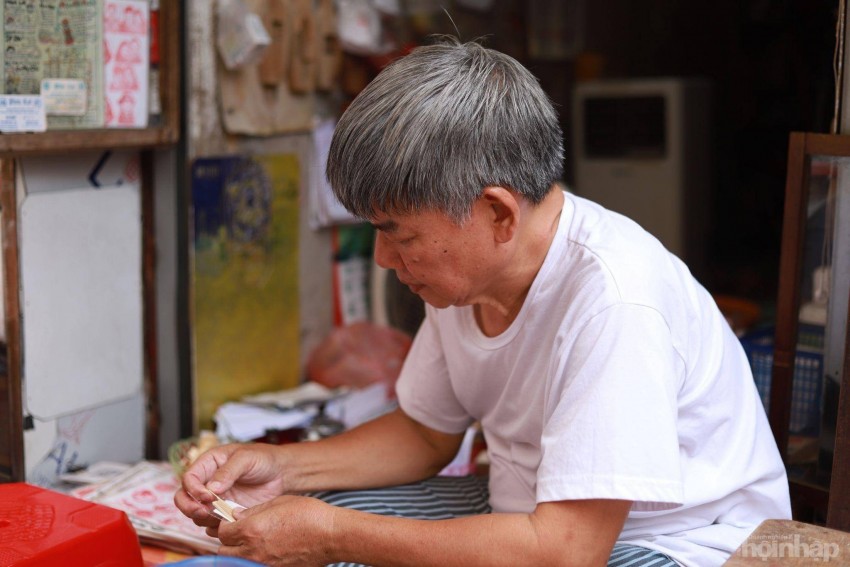 Thợ khắc gỗ phố Hàng Quạt tìm cách giữ nghề giữa sức ép thị trường