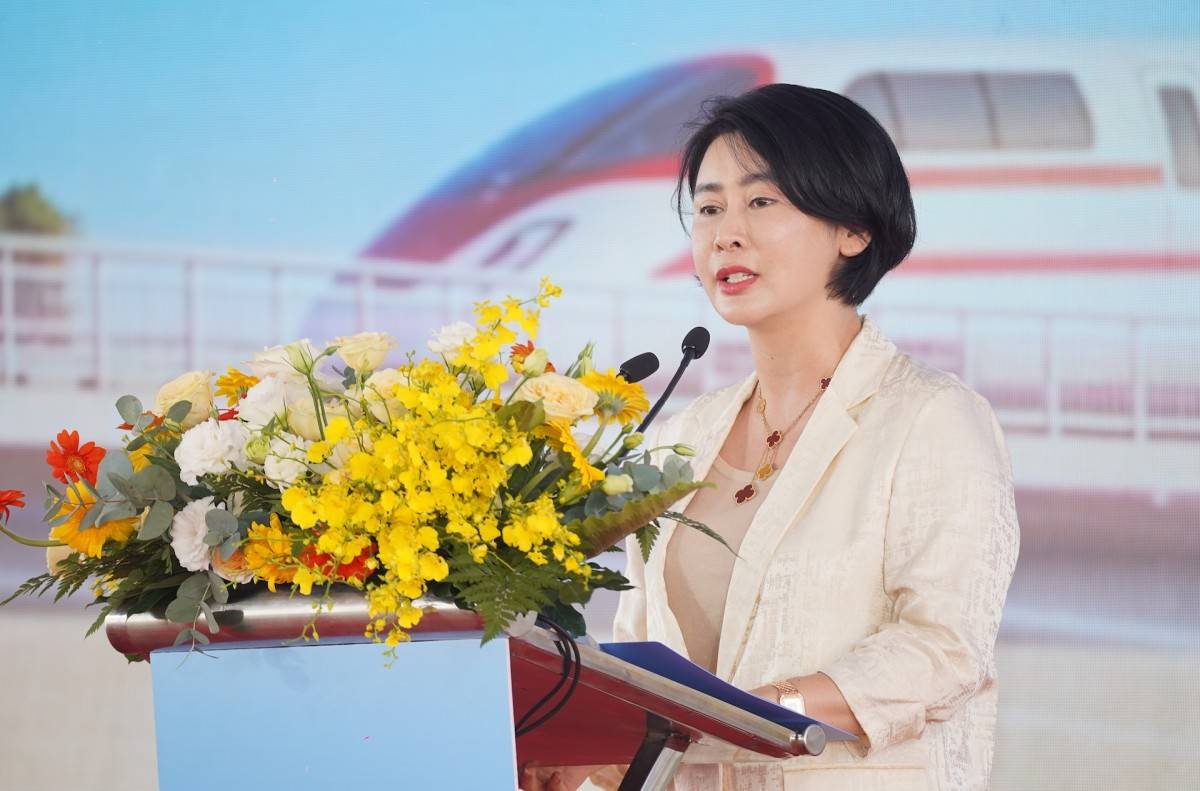 Bà Trần Vân Anh - Phó Tổng Giám đốc Tập đoàn Vingroup phát biểu tại buổi lễ triển khai thi công.