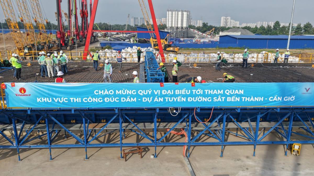  Không khí khẩn trương tại khu vực thi công đúc dầm của dự án tuyến đường sắt Bến Thành - Cần Giờ.