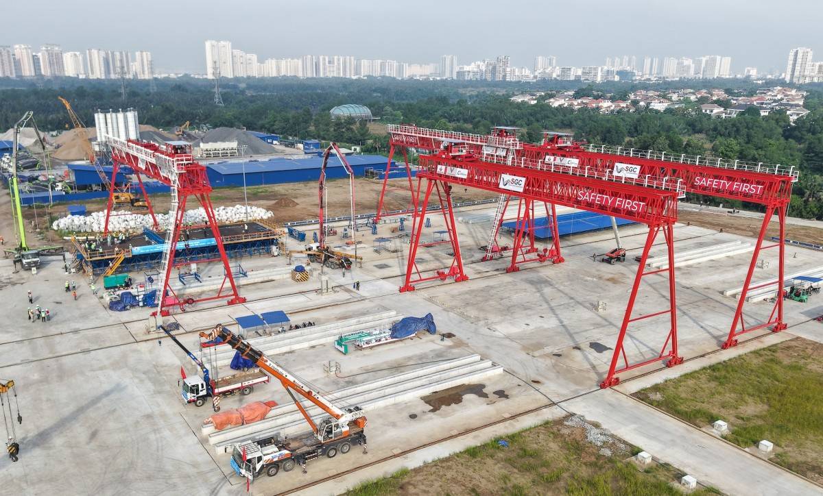  Toàn cảnh công trường bãi đúc dầm quy mô lớn với các cẩu trục và thiết bị thi công đang hoạt động phục vụ dự án.