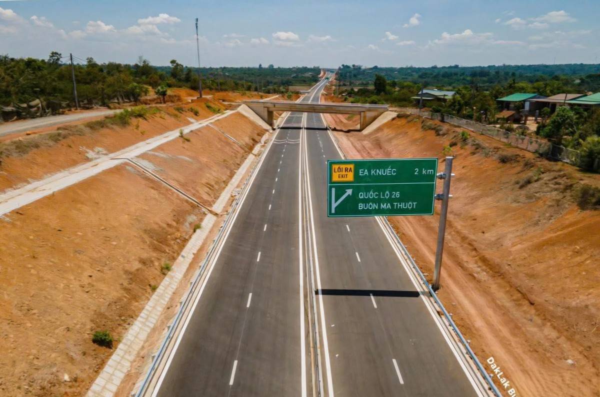 Cao tốc đường bộ Khánh Hòa - Buôn Ma Thuột đang trong giai đoạn hoàn thành, kết nối đại ngàn với hệ thống cảng biển duyên hải, tạo đà cho Buôn Ma Thuột bứt phá về kinh tế - xã hội.  