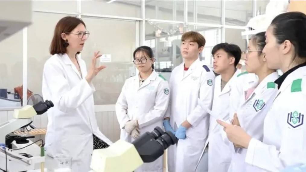 Giáo sư nước ngoài tham gia thỉnh giảng tại Khoa y Trường Đại học Khoa học Sức khỏe (Đại học Quốc gia TPHCM) - Ảnh: https://hcmcpv.org.vn