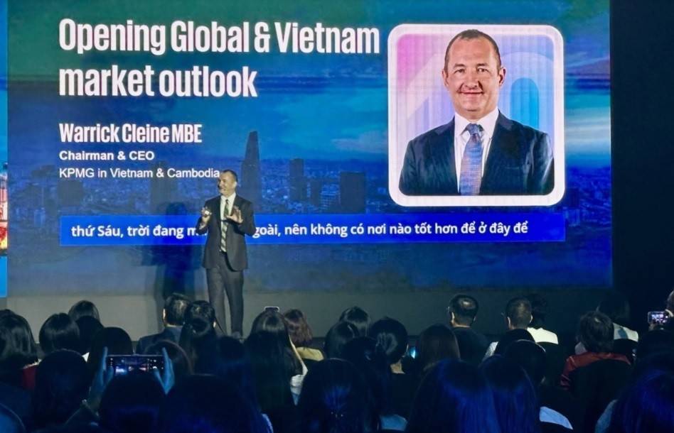 Ông Warrick Cleine, Chủ tịch kiêm Tổng Giám đốc KPMG Việt Nam và Campuchia chia sẻ tại diễn đàn. Ảnh: Thu Hòa