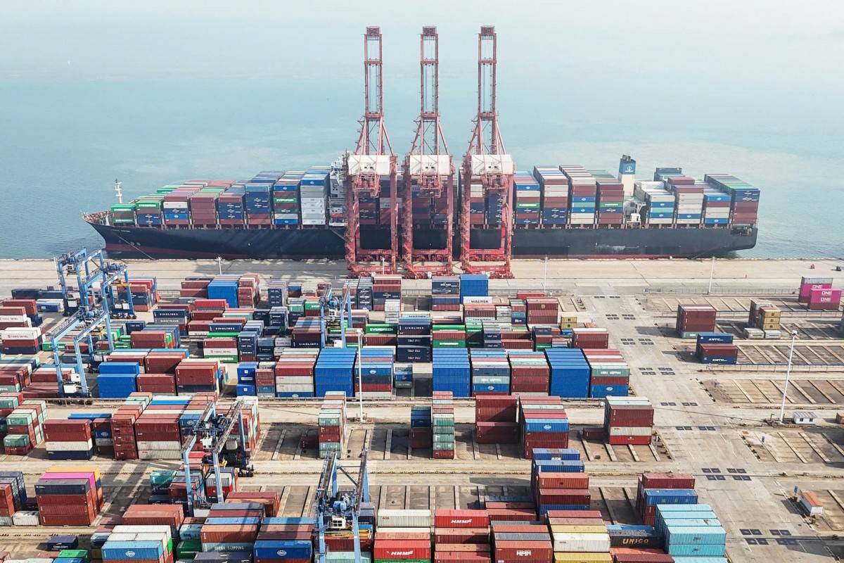 Container tại Liên Vân Cảng ở Giang Tô (Trung Quốc). Ảnh: Reuters