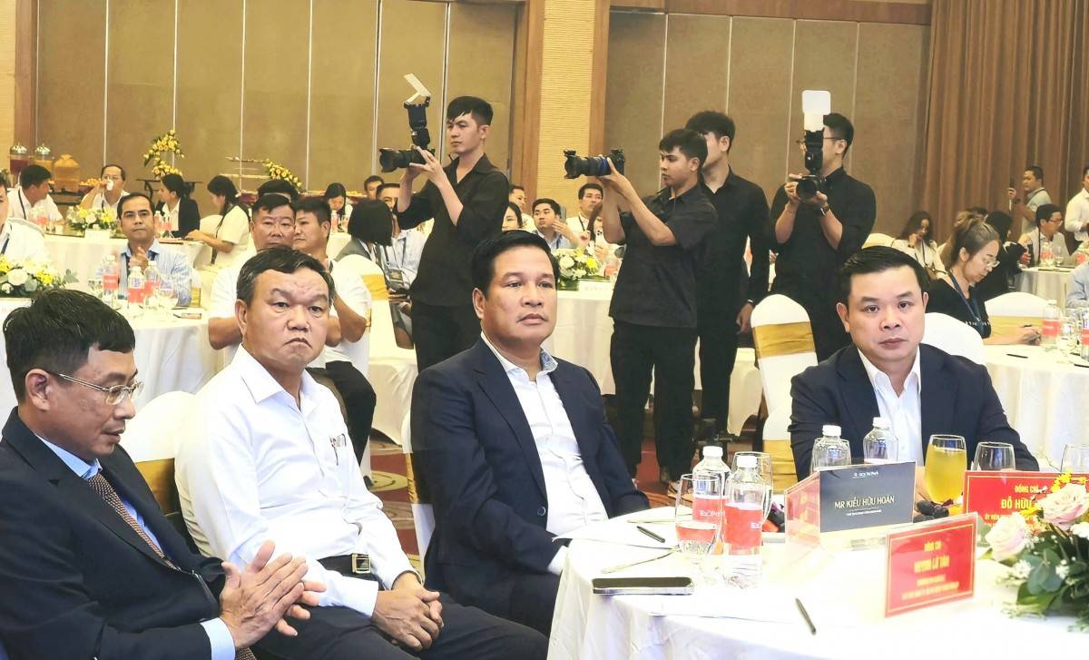 Các lãnh đạo tỉnh Đắk Lắk và Chủ đầu tư KCN Phú Xuân tham dự hội nghị.