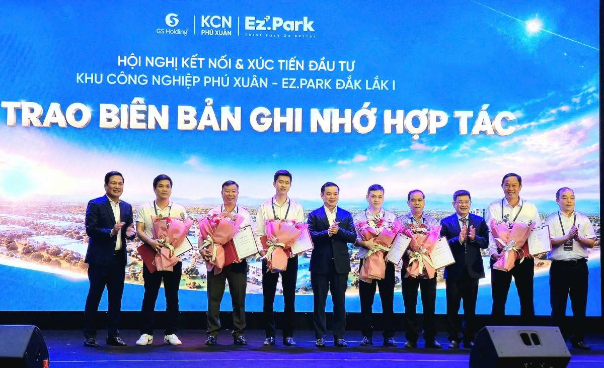 Lãnh đạo tỉnh Đắk Lắk cùng chủ đầu tư trao biên bản ghi nhớ hợp tác cho các doanh nghiệp.