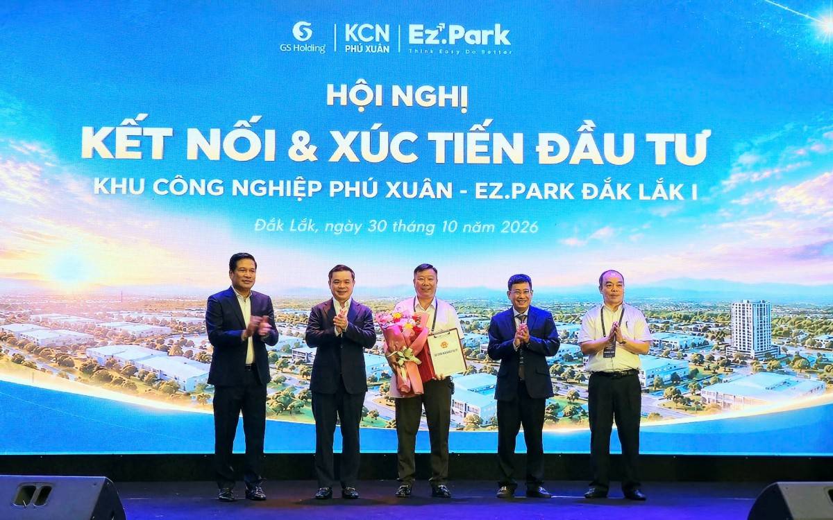 Lãnh đạo tỉnh Đắk Lắk và chủ đầu tư trao giấy chứng nhận đầu tư cho doanh nghiệp đầu tiên đầu tư vào KCN Phú Xuân.