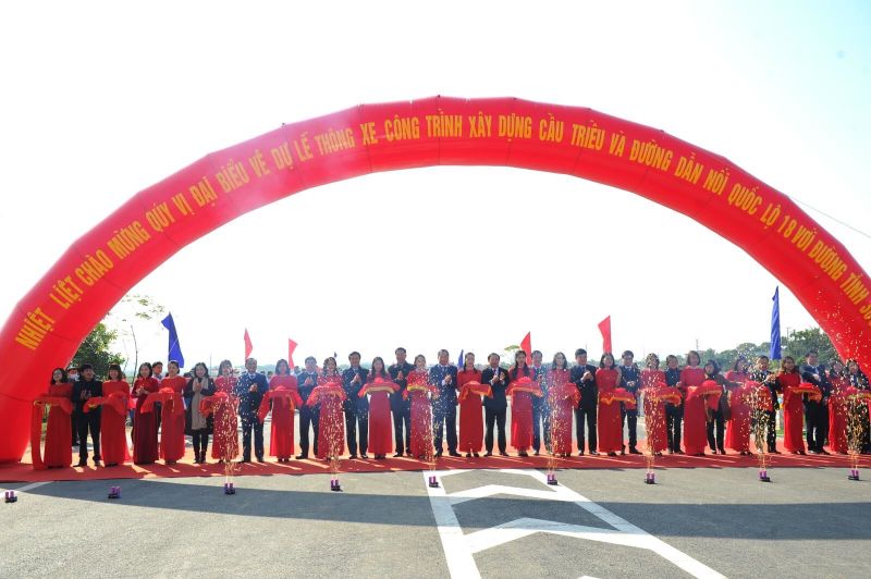 S&amp;aacute;ng ng&amp;agrave;y 01/01/2021, tại TX. Đ&amp;ocirc;ng Triều, tỉnh Quảng Ninh đ&amp;atilde; diễn ra lễ th&amp;ocirc;ng xe Cầu Triều, đ&amp;acirc;y l&amp;agrave; c&amp;acirc;y cầu kết nối giữa TX. Đ&amp;ocirc;ng Triều tỉnh Quảng Ninh với TX. Kinh M&amp;ocirc;n tỉnh Hải Dương
