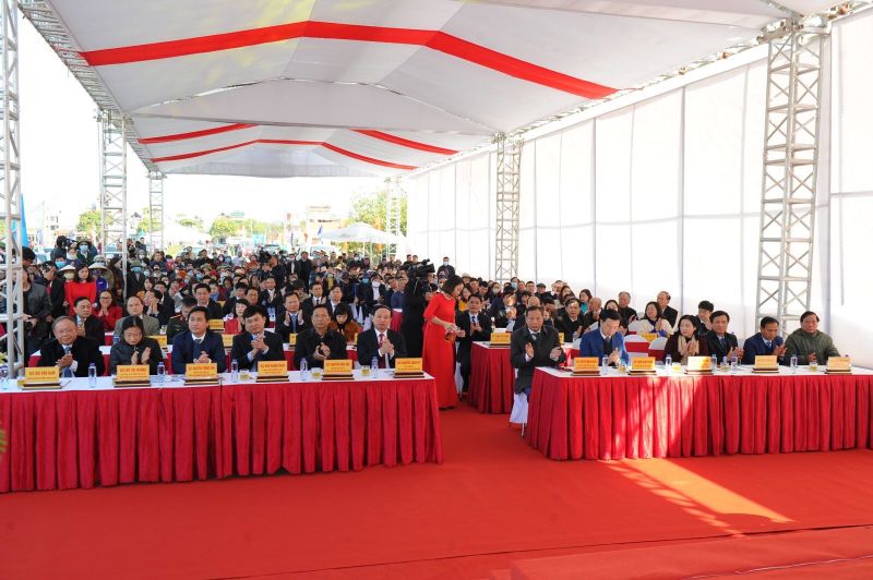Đến dự lễ th&amp;ocirc;ng xe cầu Triều c&amp;oacute; c&amp;aacute;c l&amp;atilde;nh đạo tỉnh Quảng Ninh v&amp;agrave; Hải Dương v&amp;agrave; đ&amp;ocirc;ng đảo nh&amp;acirc;n d&amp;acirc;n hai địa phương tham dự.