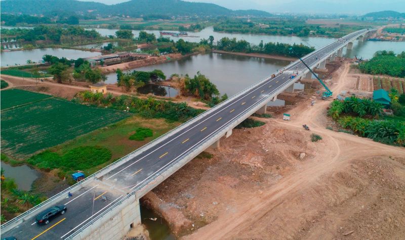 C&amp;ocirc;ng tr&amp;igrave;nh x&amp;acirc;y dựng Cầu Triều v&amp;agrave; đường dẫn lối quốc lộ 18 với đường tỉnh 389 với tổng mức đầu tư hơn 400 tỷ đồng. Đ&amp;acirc;y l&amp;agrave; c&amp;ocirc;ng tr&amp;igrave;nh h&amp;igrave;nh th&amp;agrave;nh tuyến giao th&amp;ocirc;ng li&amp;ecirc;n kết v&amp;ugrave;ng, tạo điều kiện thuận lợi cho giao th&amp;ocirc;ng đi lại, ph&amp;aacute;t triển kinh tế giữa 2 tỉnh Quảng Ninh - Hải Dương