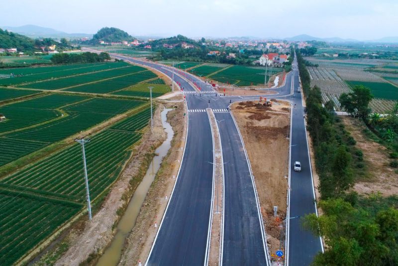 Tuyến đường li&amp;ecirc;n kết giữa cầu Triều ph&amp;iacute;a Quảng Ninh d&amp;agrave;i 2,2km. Điểm đầu của tuyến đường l&amp;yacute; tr&amp;igrave;nh x&amp;aacute;c định từ phường Hồng Phong, thị x&amp;atilde; Đ&amp;ocirc;ng Triều v&amp;agrave; điểm cuối đến x&amp;atilde; Thất H&amp;ugrave;ng, thị x&amp;atilde; Kinh M&amp;ocirc;n.