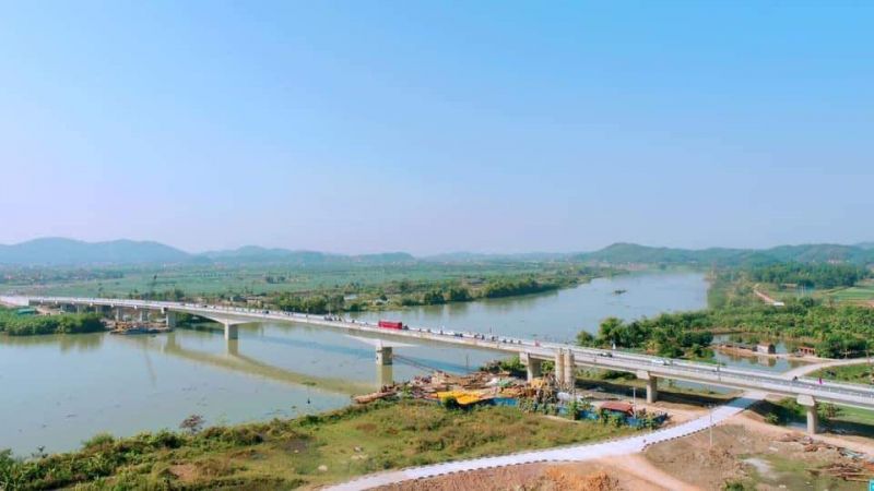 Cầu Triều vượt s&amp;ocirc;ng Kinh Thầy c&amp;oacute; chiều d&amp;agrave;i 749,05m, c&amp;oacute; mặt đường rộng 11m, tốc độ phương tiện 80 km/giờ; mặt cầu rộng 12m, khổ th&amp;ocirc;ng thuyền 9,5m, gồm 2 l&amp;agrave;n xe cơ giới, 2 l&amp;agrave;n xe th&amp;ocirc; sơ.