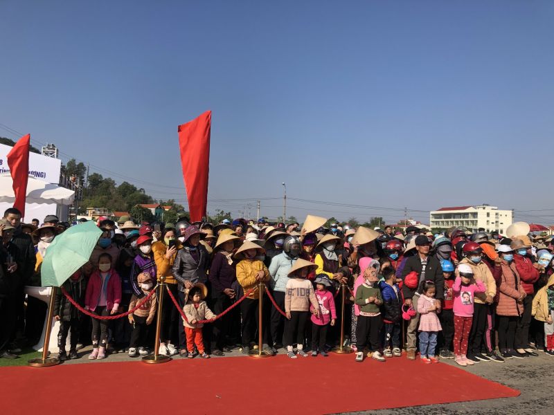 Người d&amp;acirc;n h&amp;aacute;o hức tham dự lễ th&amp;ocirc;ng xe cầu Triều, từ nay việc đi lại, kết nối giao thương giữa 2 địa phương rất thuận tiện v&amp;agrave; nhanh ch&amp;oacute;ng.