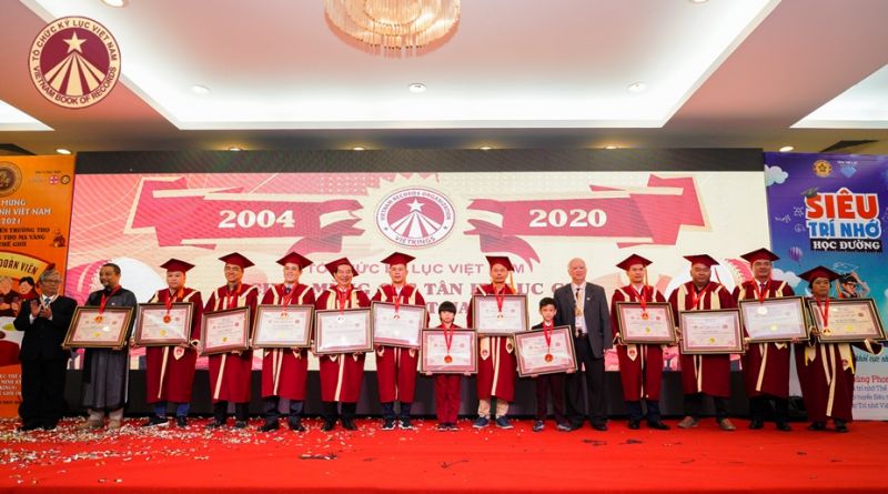 &amp;Ocirc;ng  B&amp;ugrave;i Thanh B&amp;igrave;nh-  Ph&amp;oacute; TGĐ C&amp;ocirc;ng ty CPDL An Giang (thứ 6, tr&amp;aacute;i qua) nhận bằng kỷ lục Guiness &amp;ldquo;Tức Dụp - Hang động được tạo ra từ đ&amp;aacute; Granite tự nhi&amp;ecirc;n d&amp;agrave;i nhất v&amp;agrave; đẹp nhất VN&amp;rdquo;