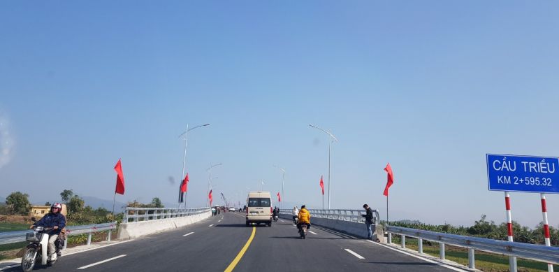 Cầu Triều v&amp;agrave; đường dẫn nối Đ&amp;ocirc;ng Triều Quảng Ninh với Kinh M&amp;ocirc;n Hải Dương