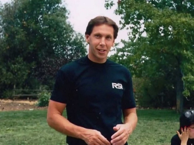 Larry Ellison l&amp;agrave; cậu b&amp;eacute; rất lanh lợi khi c&amp;ograve;n nhỏ.