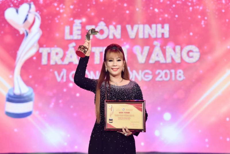 Doanh nh&amp;acirc;n Trần Thị  Minh Hiền tại Lễ t&amp;ocirc;n  vinh &amp;ldquo;Tr&amp;aacute;i tim v&amp;agrave;ng&amp;rdquo;  v&amp;igrave; những hoạt động  thiện nguyện đối với  cộng đồng