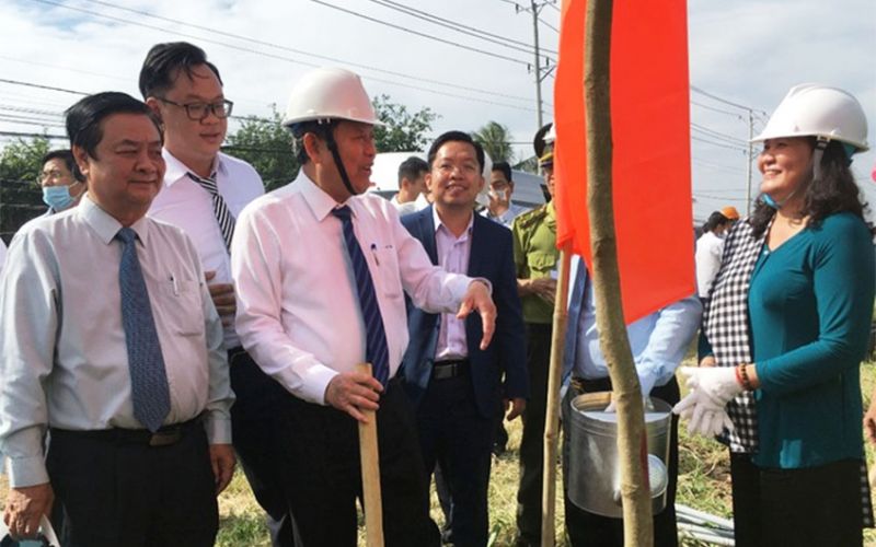 Ph&amp;oacute; Thủ tướng Thường trực Ch&amp;iacute;nh phủ Trương H&amp;ograve;a B&amp;igrave;nh c&amp;ugrave;ng c&amp;aacute;c l&amp;atilde;nh đạo ch&amp;iacute;nh quyền địa phương đ&amp;atilde; tiến h&amp;agrave;nh nghi thức trồng c&amp;acirc;y tr&amp;ecirc;n c&amp;aacute;c tuyến đường