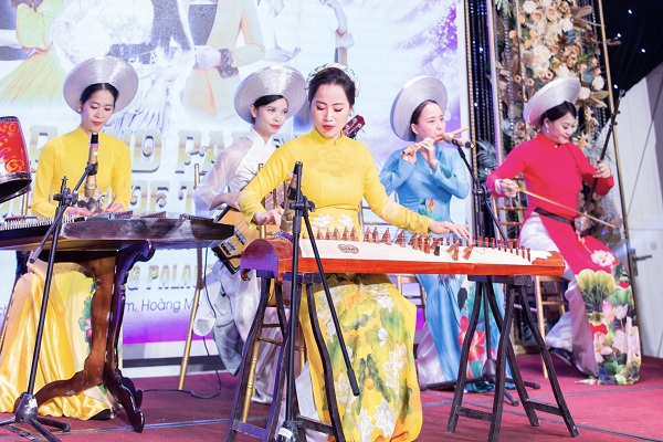 Doanh nh&amp;acirc;n Hồng Huệ mở m&amp;agrave;n với tiết mục đ&amp;agrave;n tranh