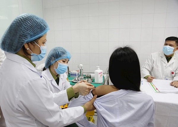 Ng&amp;agrave;y 26/12, 3 t&amp;igrave;nh nguyện vi&amp;ecirc;n đầu ti&amp;ecirc;n đ&amp;atilde; được ti&amp;ecirc;m thử nghiệm vaccine ngừa COVID-19 Nano Covax nh&amp;oacute;m liều 50 mcg. Đ&amp;acirc;y l&amp;agrave; vaccine ngừa COVID-19 nh&amp;oacute;m liều 50 mcg đầu ti&amp;ecirc;n của Việt Nam được đưa v&amp;agrave;o ti&amp;ecirc;m thử nghiệm l&amp;acirc;m s&amp;agrave;ng tr&amp;ecirc;n người. Việc ti&amp;ecirc;m thử nghiệm do Học viện Qu&amp;acirc;n y (Bộ Quốc ph&amp;ograve;ng) tiến h&amp;agrave;nh