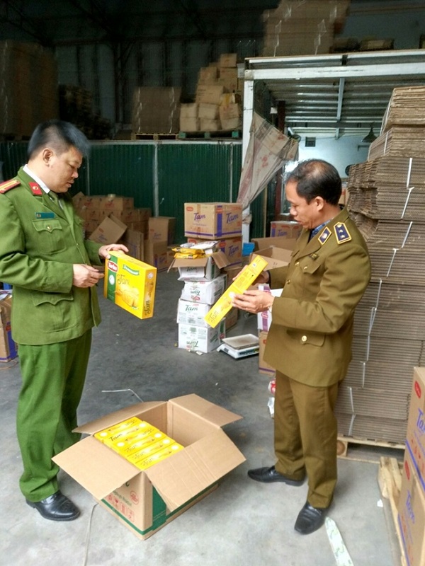 Lực lượng chức năng kiểm tra, phát hiện một lượng lớn sản phẩm bánh quy do nước ngoài sản xuất có dấu hiệu hết hạn sử dụng Lực lượng chức năng kiểm tra, phát hiện một lượng lớn sản phẩm bánh quy do nước ngoài sản xuất có dấu hiệu hết hạn sử dụng