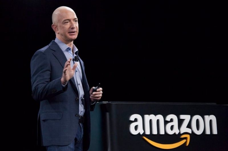 Jeffrey Preston Bezos được biết đến l&amp;agrave; người s&amp;aacute;ng lập, CEO v&amp;agrave; Chủ tịch của C&amp;ocirc;ng ty c&amp;ocirc;ng nghệ đa quốc gia Amazon; được mệnh danh l&amp;agrave; &amp;ldquo;người gi&amp;agrave;u nhất trong lịch sử hiện đại&amp;rdquo;